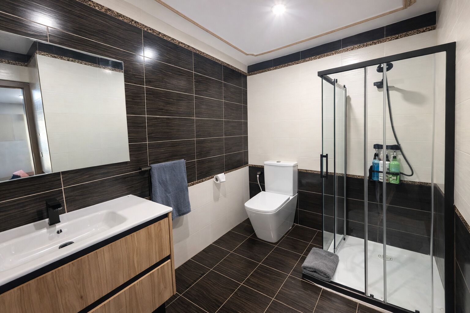 Douche, sèche-cheveux, bidet, serviettes fournies