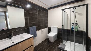 Douche, sĂšche-cheveux, bidet, serviettes fournies