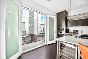 Fridge, microwave, stovetop, dishwasher - Modern Townhome Near Downtown Atlanta | Sleeps 6 (Atlanta)