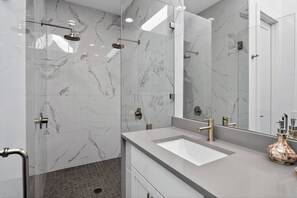 Shower, hair dryer, towels, soap - Modern Townhome Near Downtown Atlanta | Sleeps 6 (Atlanta)