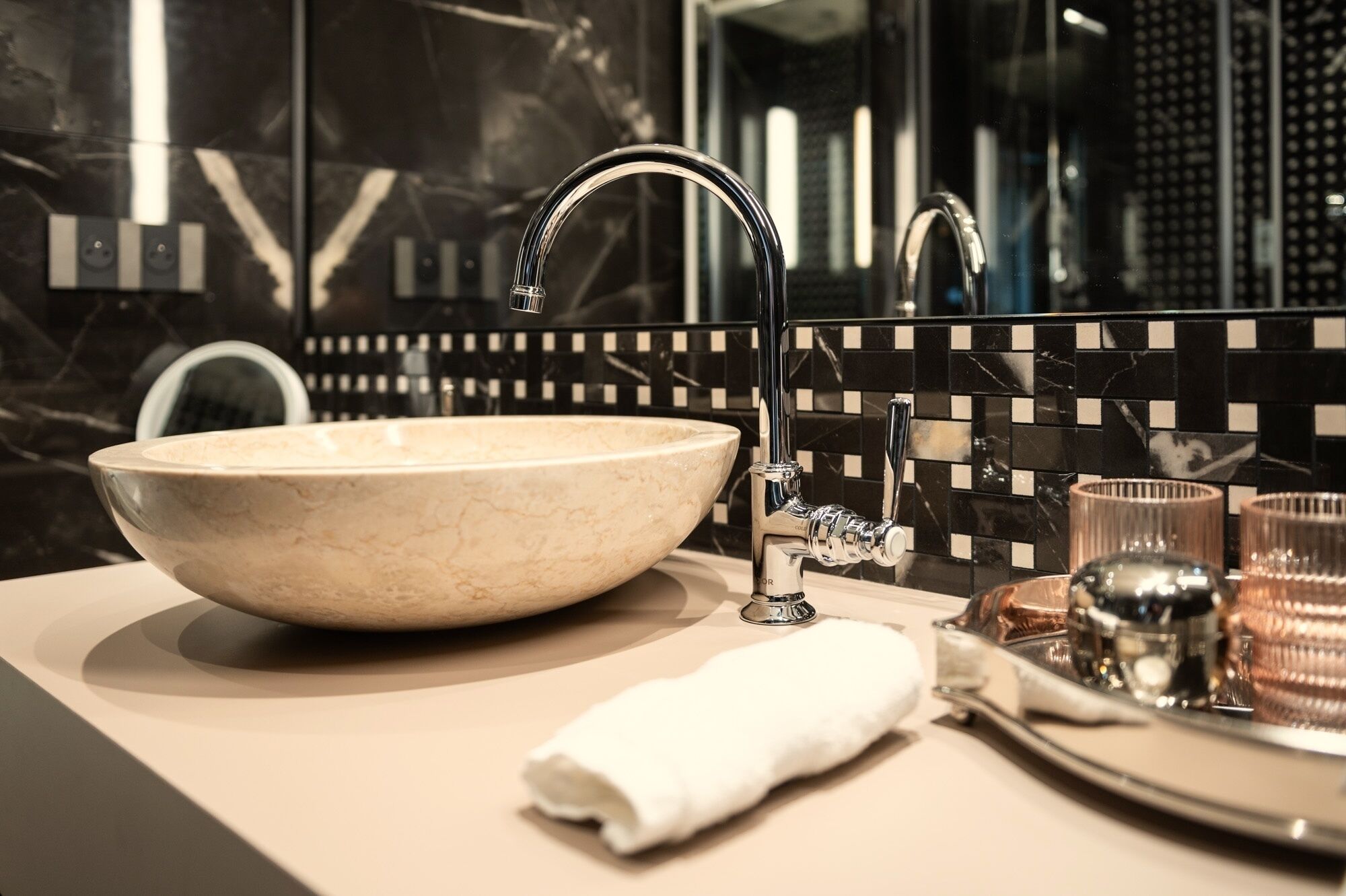 Dusj, hårføner, håndklær og såpe