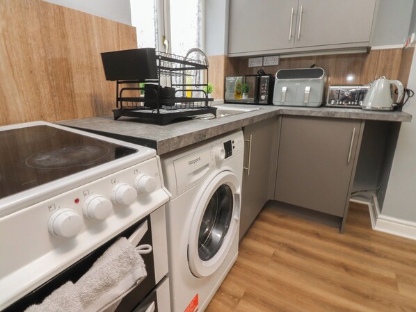 Cookware/dishes/utensils - West End Retreat (Morecambe)