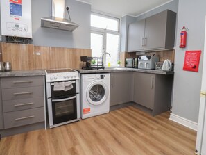 Cookware/dishes/utensils - West End Retreat (Morecambe)