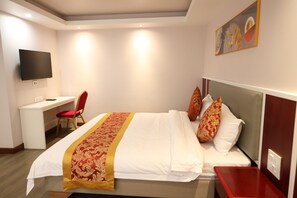 Suite | Desk, laptop workspace - Jiang Su Hotel and Restaurant (Kathmandu, Nepal)