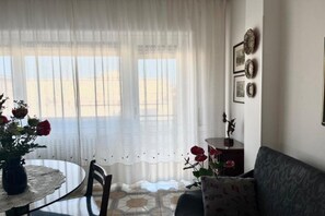 Family Apartment, Multiple Bedrooms, 2 Bathrooms (Appartamento Mare Blu - Terracina) | Living area | 21-inch TV with cable channels