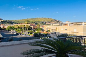A residential area with buildings, a street, and a hill in the background. - Appartamento Mare Blu - Terracina (Terracina)