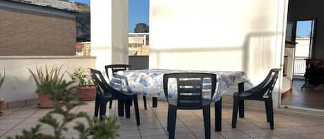Family Apartment, 2 Bedrooms, 2 Bathrooms (Appartamento Mare Blu - Terracina) | Outdoor dining