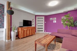 Apartamento Confort | Zona de estar | Una televisión de pantalla plana