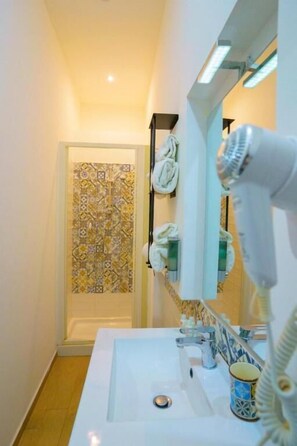 Buồng tắm vòi sen, đồ dùng nhà tắm miễn phí, máy sấy tóc, khăn tắm 