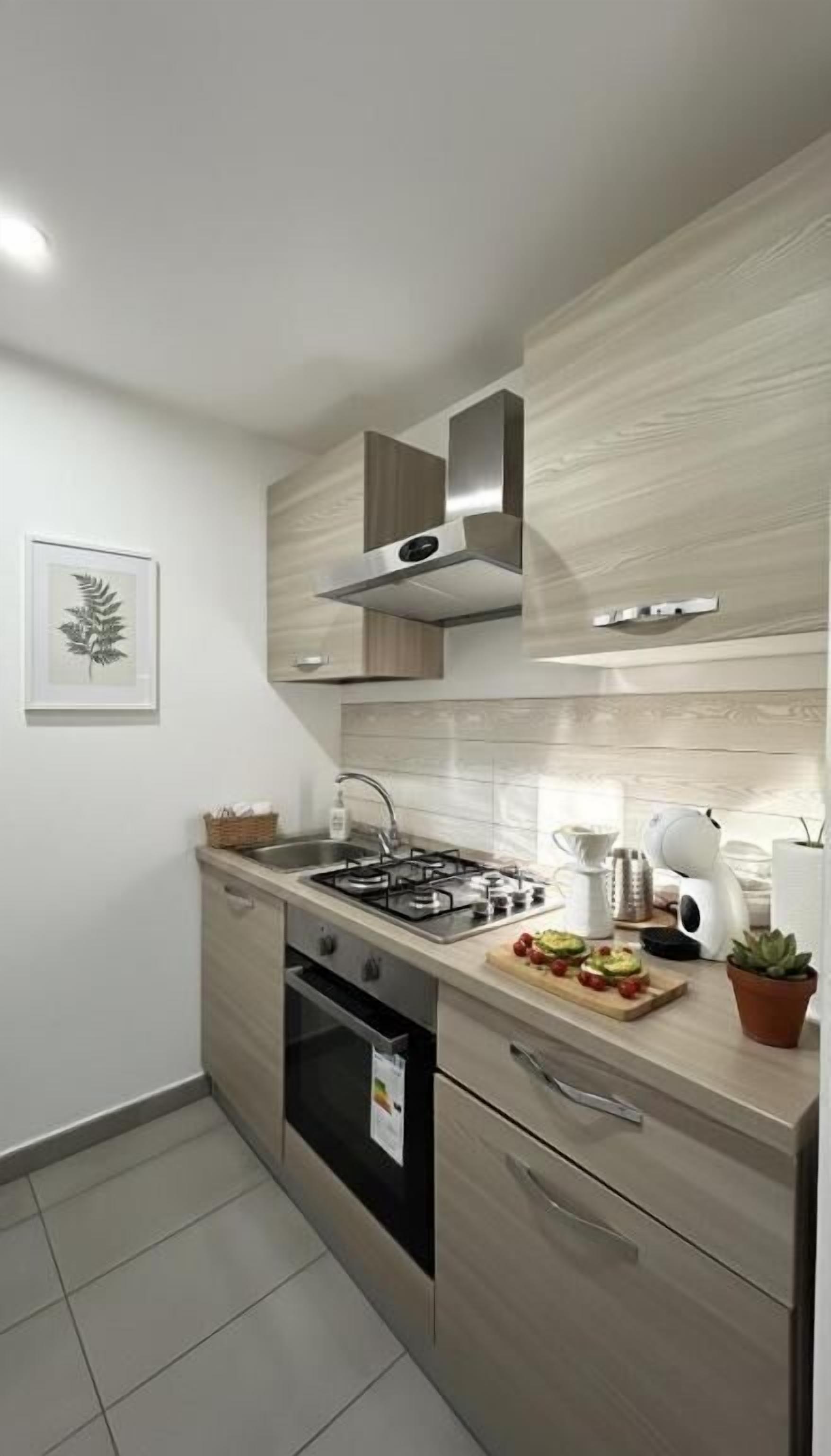 冷蔵庫、電子レンジ、オーブン、コンロ