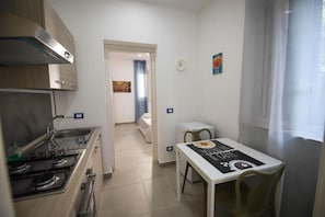Apartment, Kitchen | Private kitchen | Fridge, microwave, oven, stovetop - Residence Cicerone (Agrigento)