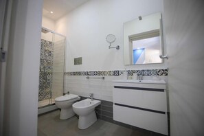 Apartment, Balkon, Blick auf den Innenhof | Badezimmer | Dusche, kostenlose Toilettenartikel, Haartrockner, Handtücher