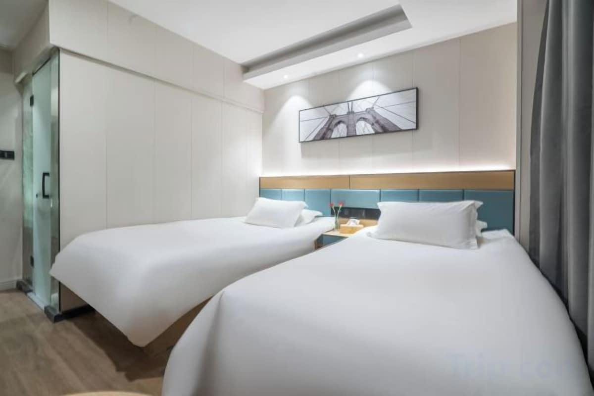 Standard 2-Bed Room