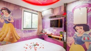 Een kamer met een bed, een raam, een airconditioning en een muur met een muurschildering van een Disney prinses.