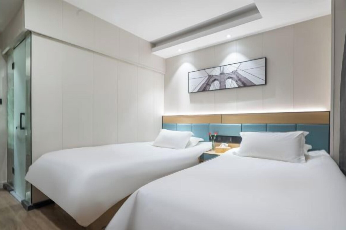 Standard 2-Bed Room