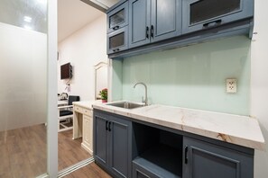 Comfort Triple Room, City View | Private kitchen | Mini-fridge, stovetop - HELEN AIRPORT HOTEL (Ho Chi Minh City)
