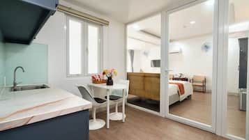 Quarto duplo família, sacada, vista para a cidade | Escrivaninha, Wi-Fi de cortesia