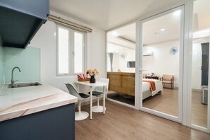 Quarto duplo família, sacada, vista para a cidade | Escrivaninha, Wi-Fi de cortesia