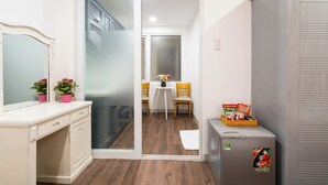 Eine kleine Küche mit Kühlschrank, Spüle und einem Fenster mit Milchglas.