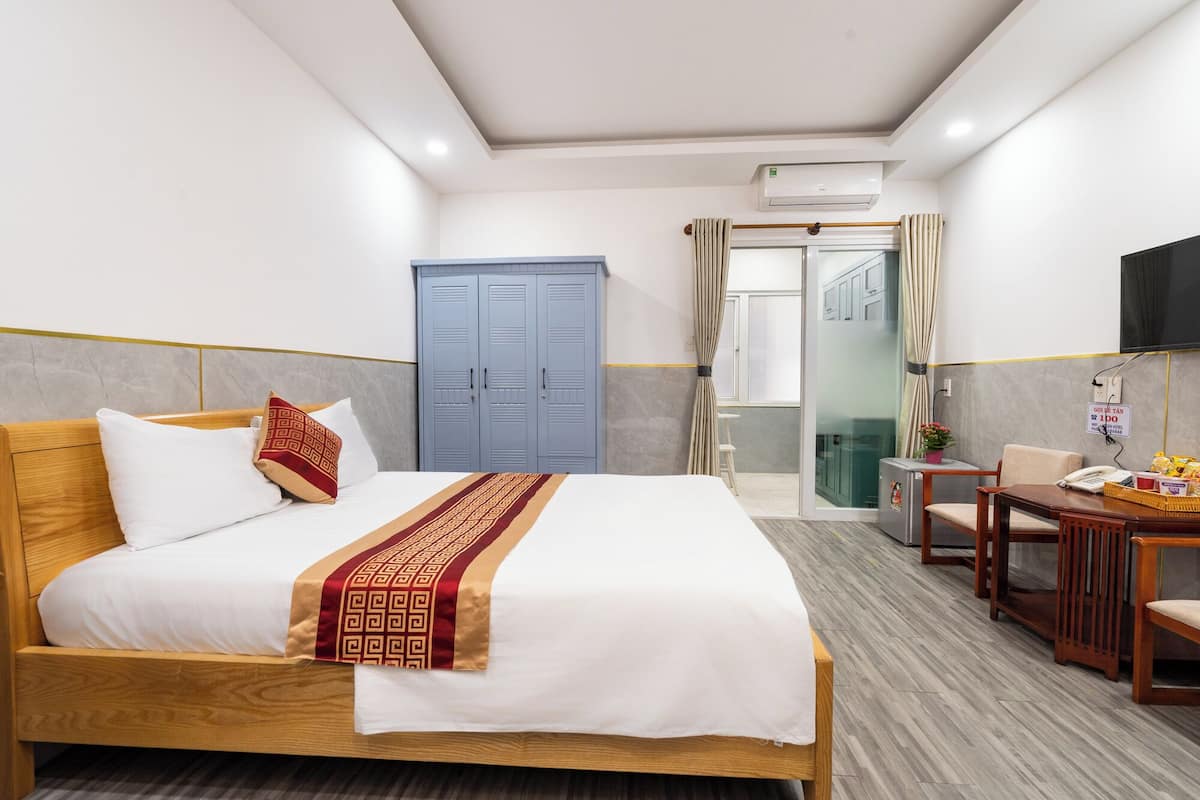 Quarto casal básico | Escrivaninha, Wi-Fi de cortesia