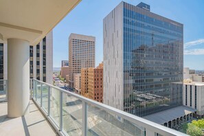 Property grounds - Stylish ASU Stay | Pool Gym Balcony Parking W&D (Phoenix)