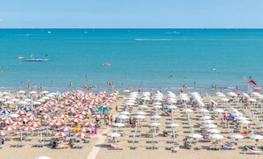 Beach - Modern flat with balcony in Caorle residence (Caorle)