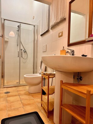Shower, hair dryer, towels, soap - The independent urban retreat in the heart of the city's historic center. (Orvieto)