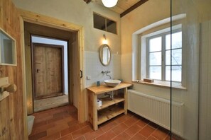 Shower, hair dryer, towels, soap - Stylish farmhouse with garden & whirlpool in the Bohemian Central Mountains (Žandov)