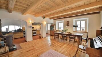 4 bedrooms, iron/ironing board, WiFi, bed sheets