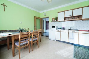 Een koelkast, een magnetron, een kookplaat, een vaatwasser