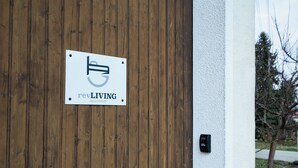 Une porte en bois avec une enseigne indiquant « revLIVING Apartments ».