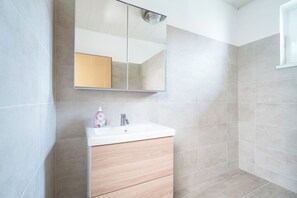 Een douche, een haardroger, handdoeken, zeep