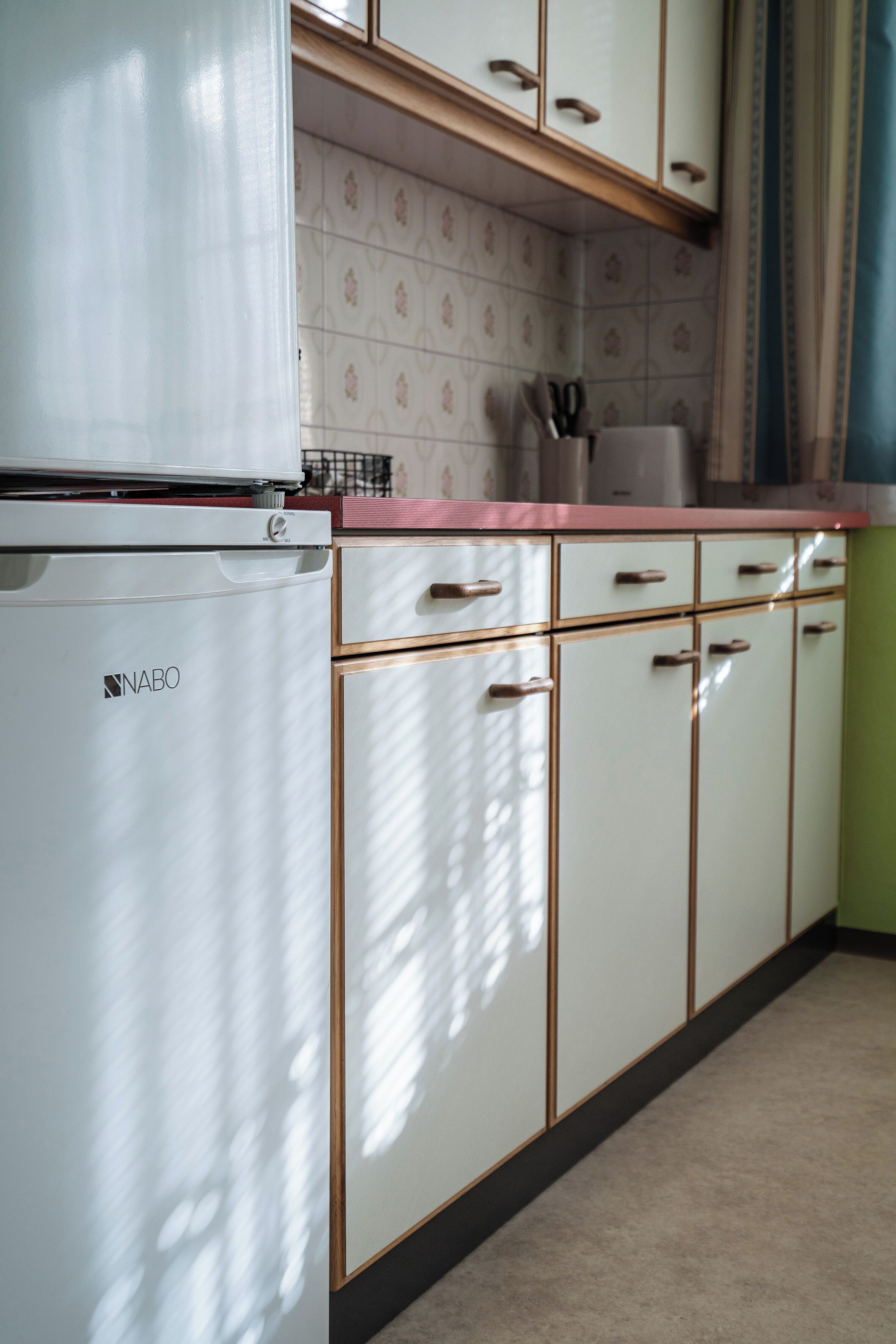 Een koelkast, een magnetron, een kookplaat, een vaatwasser