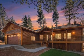 Exterior - Custom Log Style Cabin! Air Conditioning! Foosball! BBQ! Decks! Fenced Yard! (Big Bear Lake)