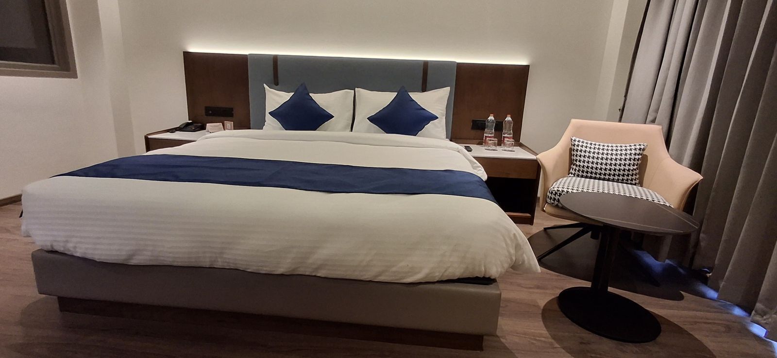 Standard Room, Balcony | Desk, laptop workspace