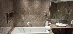 Shower, towels, soap, shampoo - Hotel StoneLeaf (Pune)