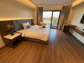 Basic Suite, Balcony | Desk, laptop workspace - Hotel StoneLeaf (Pune)