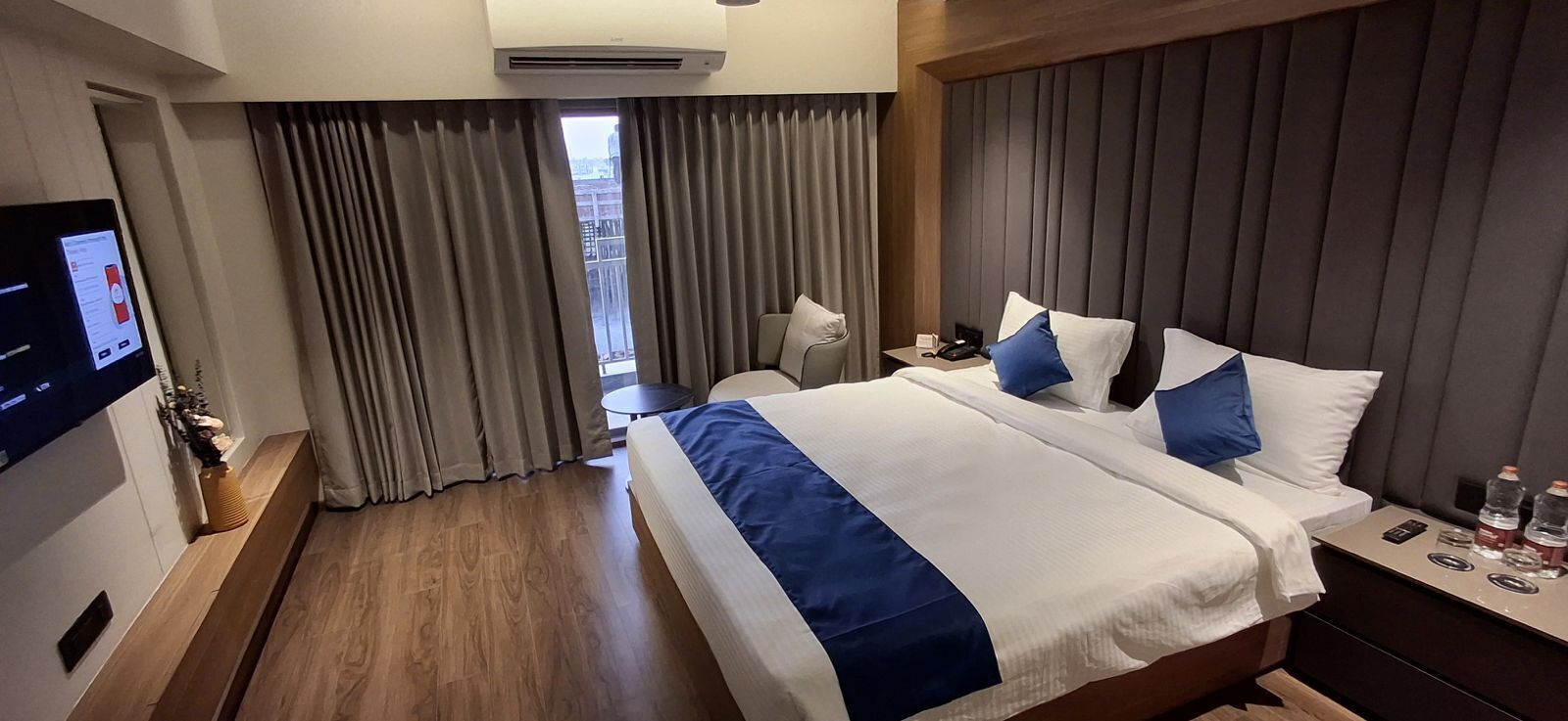 Club kamer | Een bureau, een laptopwerkplek