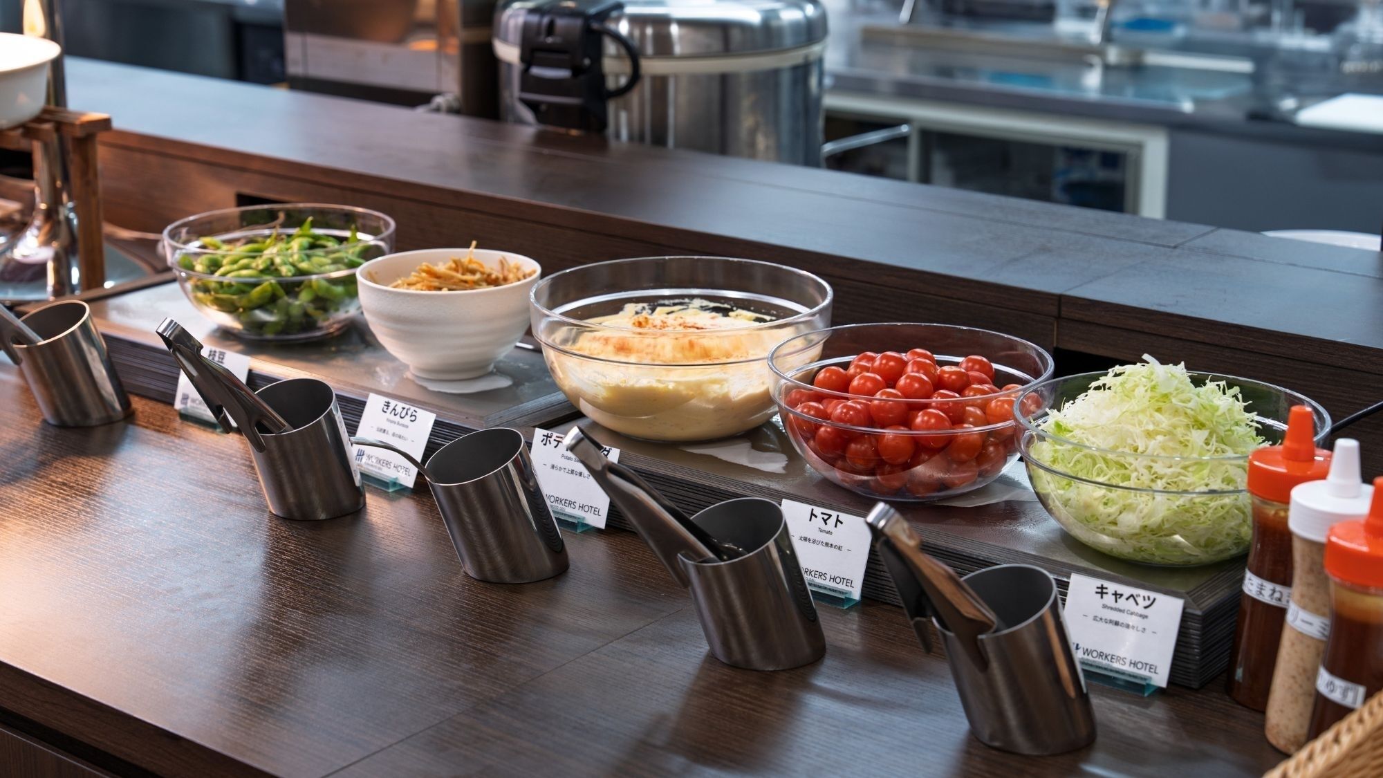 Un mostrador de buffet con diversos alimentos y salsas.