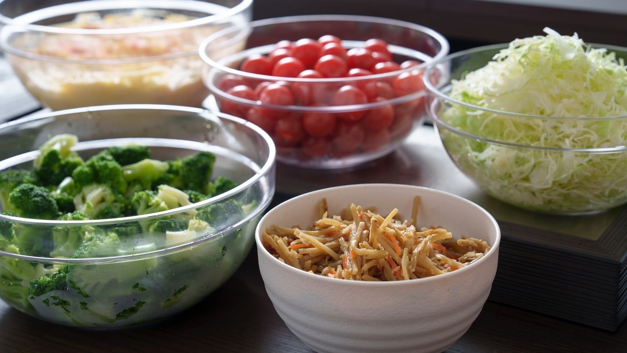 Une table sur laquelle se trouvent divers aliments présentés dans des bols.