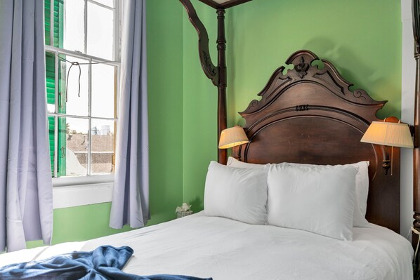 1 makuuhuone, silitysrauta/-lauta