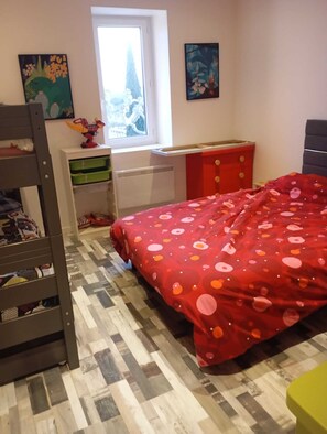 2 bedrooms, WiFi, bed sheets - Independent part of an old wine cellar in the middle of vineyards (Suze-la-Rousse)