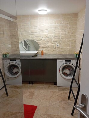Shower, hair dryer, towels, soap - Independent part of an old wine cellar in the middle of vineyards (Suze-la-Rousse)