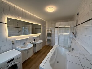 シャワー、ヘアドライヤー、タオル