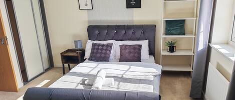 3 makuuhuonetta, silitysrauta/-lauta, ilmainen Wi-Fi, vuodevaatteet