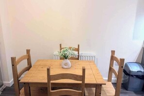 Dining - 3 Bedroom House Sleeps 7 - Pets Ok - Free Parking (Ashford)