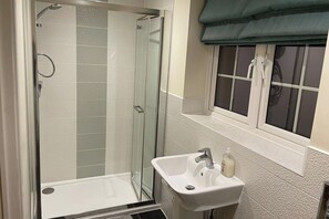Combined shower/tub, deep soaking tub, hair dryer, towels - 3 Bedroom House Sleeps 7 - Pets Ok - Free Parking (Ashford)