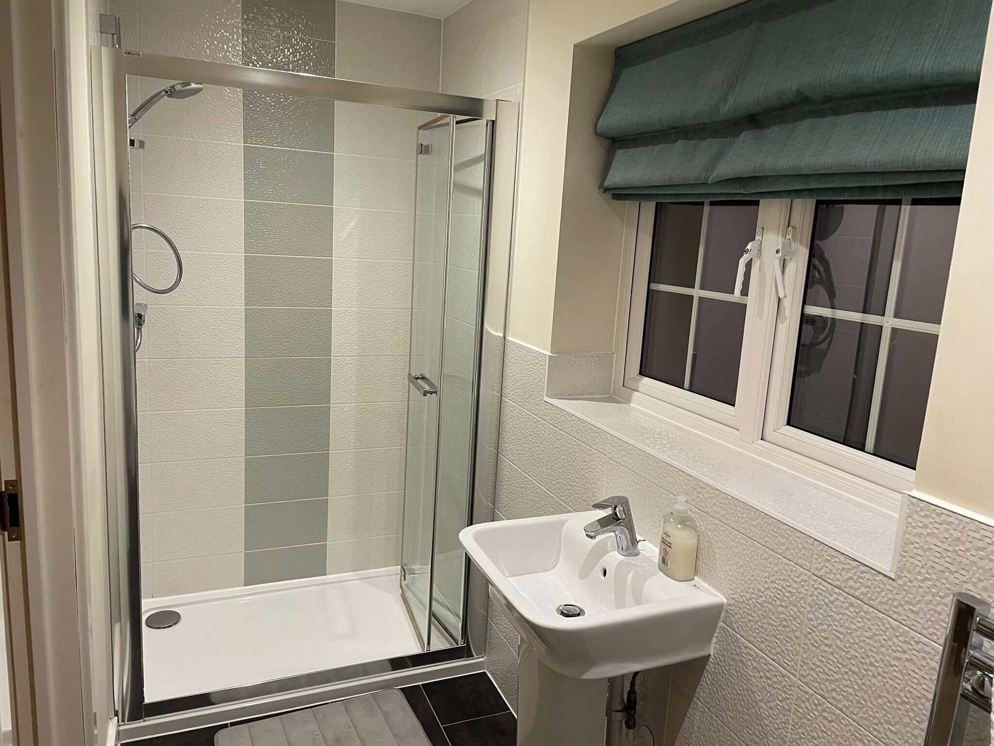 Combined shower/tub, deep soaking tub, hair dryer, towels