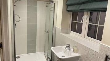 Combined shower/tub, deep soaking tub, hair dryer, towels