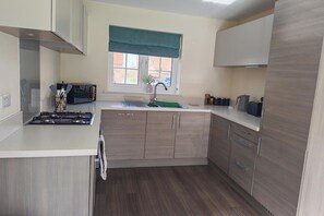 Fridge, microwave, oven, stovetop - 3 Bedroom House Sleeps 7 - Pets Ok - Free Parking (Ashford)